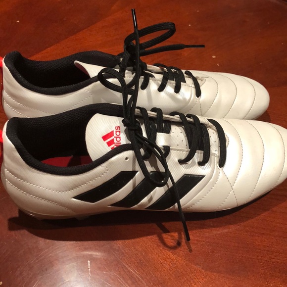 WOMENS ADIDAS SOCCER CLEATS SIZE 10 - Picture 3 of 5